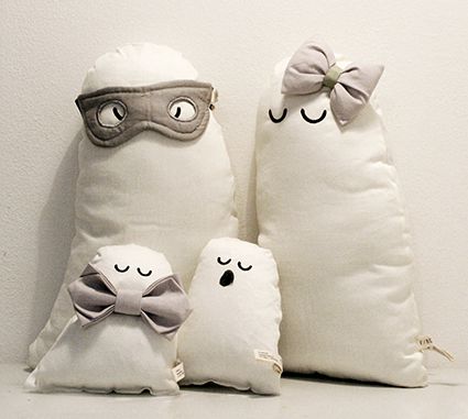 sleepy ghost family! cute organic ghost cushions dressed up for Halloween with accessories / all by FABELAB. ©2014 fabelab Ghost Decor, Sewing Decor, Halloween Sewing, Fall Sewing, Japanese Bag, Adornos Halloween, Halloween Is Coming, Ghost Decoration, Fall Deco