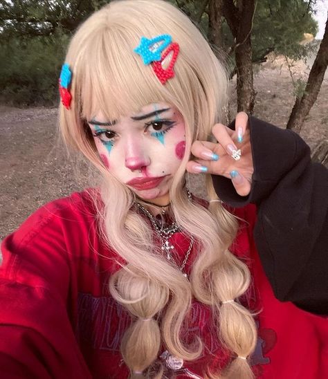 monstra0.o | alt clown makeup Alt Clown Costume, Cute Clown Outfit Ideas, Monstra Clown Makeup, Silly Clown Makeup, Cute Scary Clown Makeup, Monstra0.3 Makeup Clown, Alt Clown Makeup, Clown Hairstyles, Cute Clown Makeup