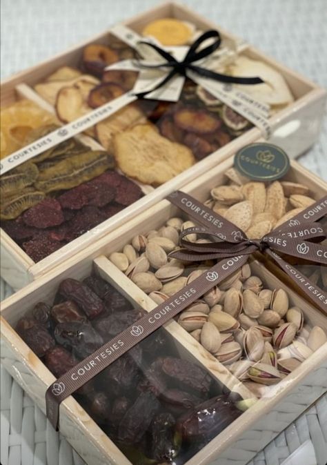 Nuts Hamper Ideas, Food Gift Packaging Ideas, Food Hampers Packaging, Nuts Packaging Ideas, Ramadan Hamper Ideas, Dried Fruits Packaging, Christmas Gift Ideas For Toddlers, Hampers Packaging, Gift Ideas For Toddlers