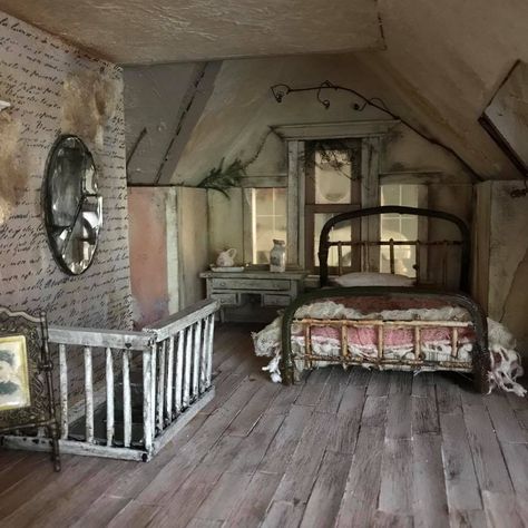 Haunted House Interior, Dollhouse Aesthetic, Creepy Dollhouse, Haunted Dollhouse, Dollhouse Projects, Miniature Rooms, Victorian House, Miniature Houses, Abandoned Houses