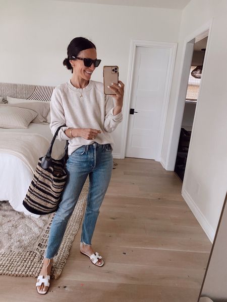 White Slide Sandals, Jeans Sandals, Striped Tote Bag, White Slides Sandals, Practical Fashion, Jenni Kayne, Casual Look, White Tank, Spring Summer Outfits