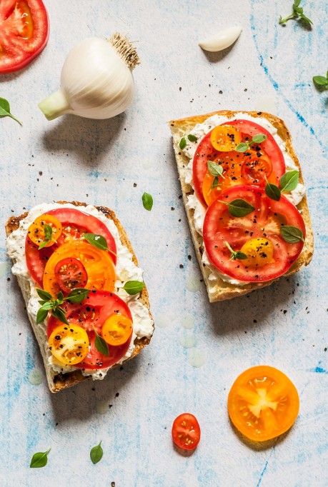 Ina Garten Appetizers: Tomato crostini with whipped feta #inagartenrecipes #inagarten #appetizerrecipes Tomato Crostini With Whipped Feta Ina Garten, Fig Appetizer Recipes, Tomato Crostini, Fig Appetizer, Sausage Stuffed Mushrooms, Roasted Figs, Goat Cheese Tart, Fancy Appetizers, Ina Garten Recipes