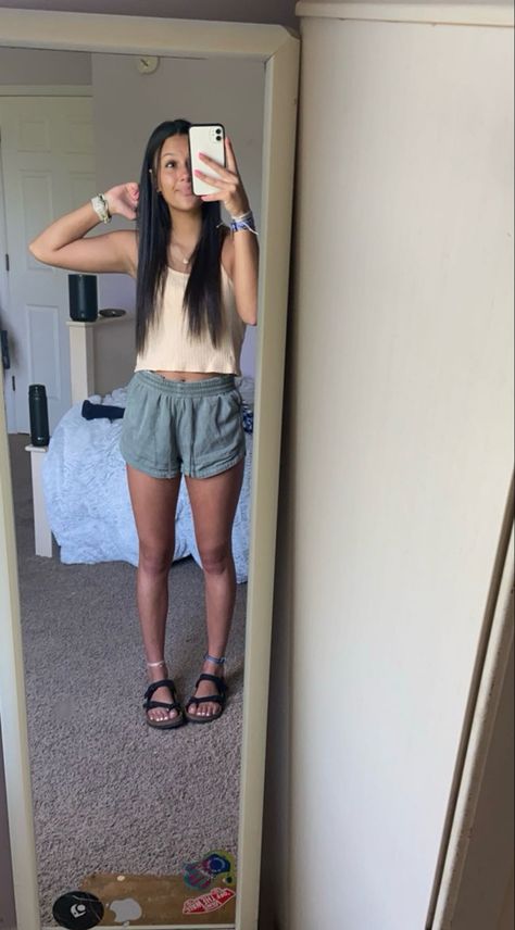 Outfits With Burkin Stocks, Birkenstock With Dress Outfit, Summer Outfits Birkenstocks, Birkenstock School Outfit, Berkin Stocks Slippers, White Birkenstocks Outfit, Mayari Birkenstock Outfit, Cute Birkenstock Outfits, Summer Birkenstock Outfit