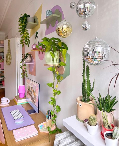 Girly Desk Ideas, Colorful Home Inspiration, Cubicle Inspiration Office, Dopamine Decor Office, Yellow Kitchen Cabinets, Cute Office Decor, Cool Dorm Rooms, Colorful Home Decor, Dorm Room Ideas