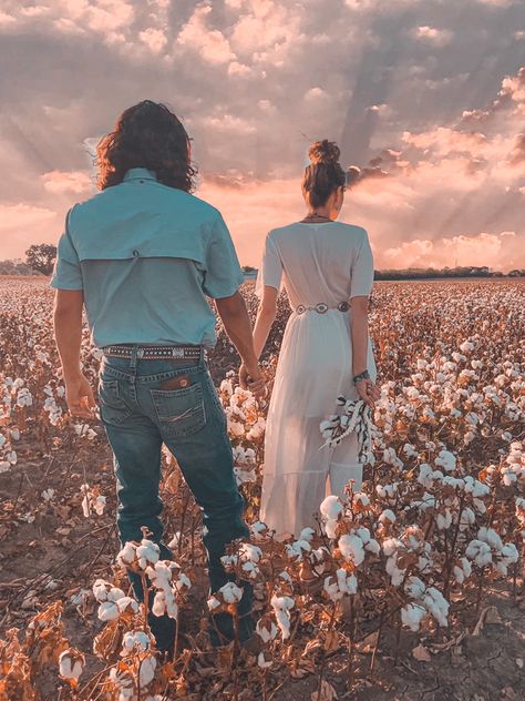 Cotton Pictures Couple, Cotton Field Engagement Photos, Cottonfield Photoshoot, Cotton Field Photography Family, Cotton Feild Pics, Couple Cotton Field Pictures, Cotton Family Pictures, Cottonfield Family Pictures, Family Cotton Field Pictures