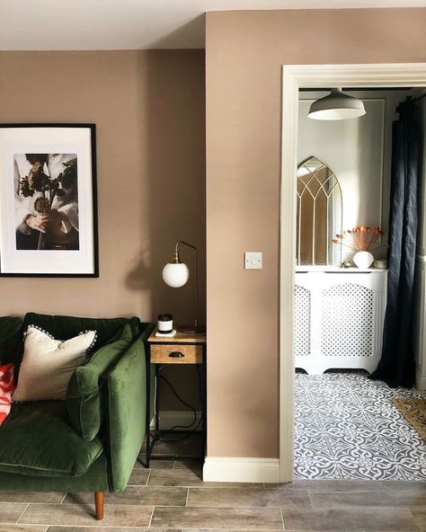 Farrow & Ball on Instagram: “Calming and warm, our deep salmon pink, #DeadSalmon, creates the most subtle and serene of environments. #FarrowAndBall 📸:…” Sudbury Yellow Farrow And Ball Kitchen, Dead Salmon Living Room, Salmon Pink Bedroom, Dead Salmon Bedroom, Dead Salmon Farrow And Ball, Dead Salmon, Kedleston Hall, Bedroom Planner, Warm Gray Paint