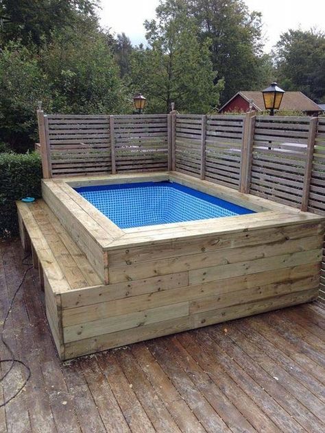 Piscina Pallet, Pallet Pool, Kleiner Pool Design, Pools For Small Yards, Pool Hacks, Intex Pool, Above Ground Pool Landscaping, Small Pool Design, Diy Swimming Pool