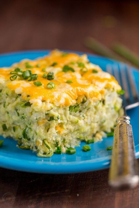 A golden cheesy crust seals in the fluffy, moist and creamy center of this zucchini casserole. This zucchini bake recipe is easy, irresistibly delicious and a great way to use up extra garden vegetabl Casserole With Zucchini, Cheesy Zucchini Casserole, Zucchini Casserole Recipes, Zucchini Casserole, Zucchini Recipe, Cheesy Zucchini, Vegetable Casserole, Zucchini Muffins, Hash Brown