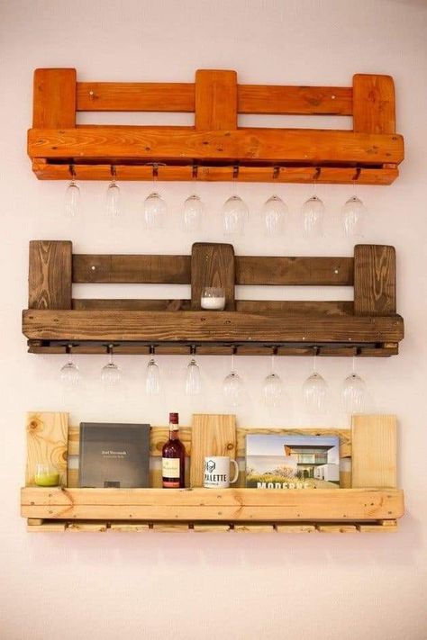 Diy Furniture Building, Pallet Bar Diy, Pallet Furniture Designs, Diy Home Bar, Pallet Designs, Wooden Wine Rack, Wooden Pallet Furniture, Pallet Shelves, Wooden Pallet Projects