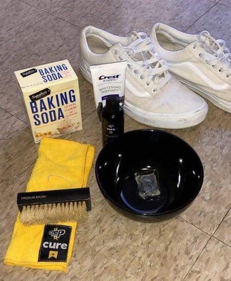 Homemade Shoe Cleaner, Diy Shoe Cleaner Sneakers, Shoe Cleaner Diy, Diy Fabric Shoes, Scrub Shoes, Homemade Shoes, Shoe Cleaner, Sneaker Cleaner, Suede Cleaner