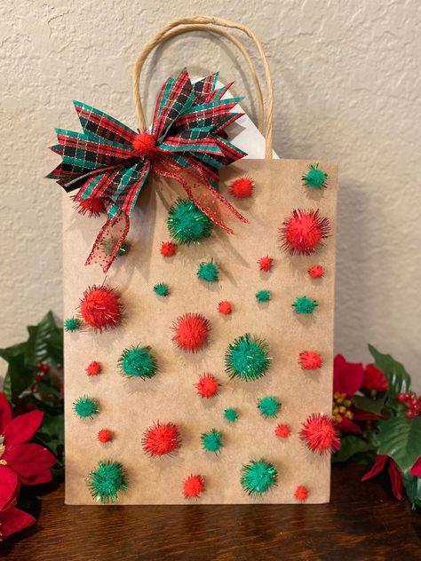 Cute Gift Bag Ideas For Christmas, Holiday Gift Bag Decorating Ideas, Brown Paper Bag Crafts For Christmas, How To Decorate Christmas Gift Bags, Disney Gift Wrapping Ideas, Decorate Gift Bags For Christmas, Christmas Bag Decorating Ideas, Diy Christmas Bags, Christmas Paper Bags Ideas