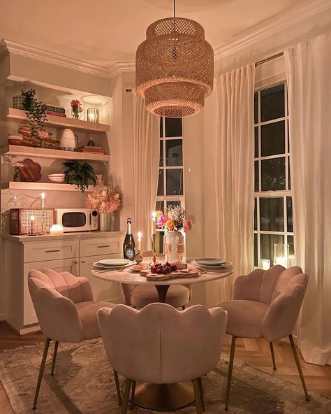 Cozy Minimalist Dining Room, Small Dinner Room, Girly Dining Room, Feminine Dining Room, Cute Dining Room, Pretty Dining Room, Aesthetic Future, Cottage Ranch, Interior 2024