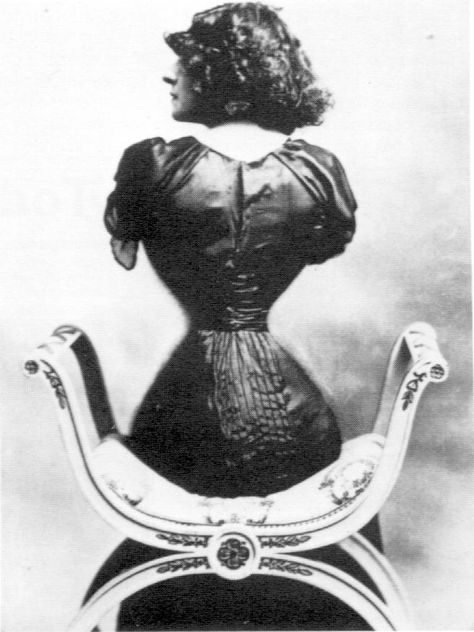 The French singer, stage name "Polaire" (Pole Star), took "tightlacing" to the extreme. Wasp Waist, Edwardian Corsets, Hourglass Waist, Pretty Hurts, Corset Training, Waist Corset, Gibson Girl, Lace Tights, French Actress