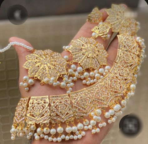 Jadau Jewellery Traditional Gold, Punjabi Jewellery Gold Jewelry Sets, Punjabi Traditional Jewellery Gold, Kundan Jewellery Set Simple, Punjabi Jewelry Traditional, Pakistan Design, Jadau Set, Punjabi Jewellery, Punjabi Traditional Jewellery