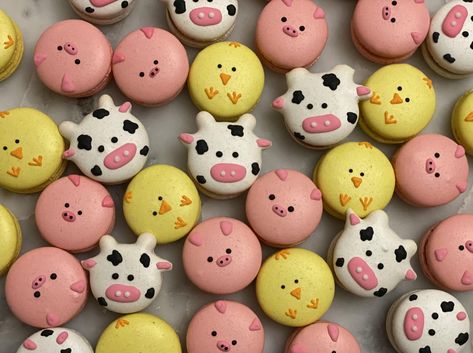 Farm Animal Macarons, Animal Theme Desserts, Farm Macarons, Cow Macarons, Animal Macaroons, Pig Macarons, Pig Desserts, Macarons Design, Animal Macarons