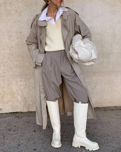 Trenchcoat Outfit, Classic Fashion Pieces, Oversize Outfit, Sweater Vest Outfit, Chic Sweaters, White Boots, Vest Fashion, Favorite Sweater, Vest Outfits