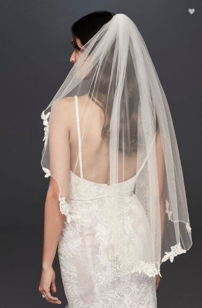 11 Types of Veils Every Bride Should Know - A Southern Wedding  #veils #weddingveil #weddingaccessories #veil Shoulder Length Veil, Short Veils Bridal, Elbow Length Veil, Lace Cathedral Veil, Taylor Wedding, Wedding Veils Short, Bride Hair Pins, Mantilla Veil, Fingertip Veil