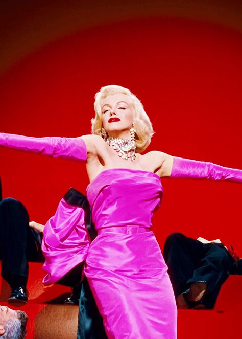 Gentlemen Prefer Blondes.  "Diamonds are a Girl's Bestfriend" bright pink satin gown. Marilyn Monroe Pink Dress, Marilyn Monroe Diamonds, Klasik Hollywood, Monroe Dress, Marilyn Monroe Fashion, Jane Russell, Vestidos Color Rosa, Toni Garrn, Gentlemen Prefer Blondes