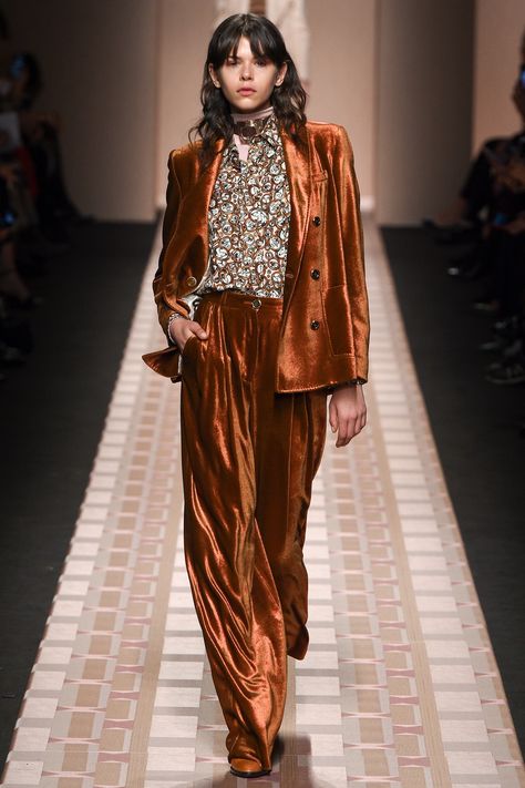 Trussardi - Fall 2017 Ready-to-Wear Mode Kimono, Velvet Fashion, Velvet Pants, Fall 2017, Mode Inspiration, Fashion 2017, Looks Vintage, Womens Fashion Trends, Moda Fashion