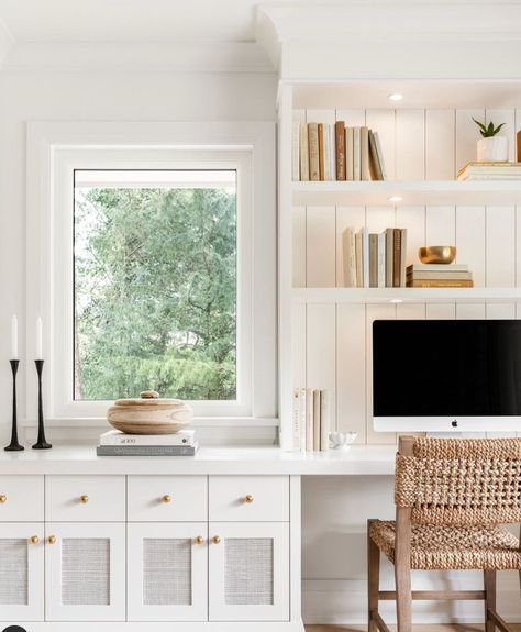 Nikki’s Plate | Bringing that rustic yet cozy farmhouse feel into this kitchen with a beautiful farmhouse sink 💛 • Designed by… | Instagram Office Nook, Study Nook, Office Guest Room, Coastal Interiors, Home Office Space, Office Inspiration, Home Office Design, Front Room, Home Office Decor