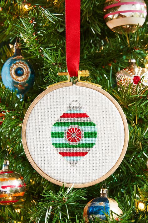 Country Living's Free Cross Stitch Patternscountryliving Easy To Make Christmas Ornaments, Homemade Christmas Ornaments Diy, Christmas Crafts To Sell, Christmas Wreaths Diy Easy, Ribbon On Christmas Tree, Diy And Crafts Sewing, Navidad Diy, Christmas Ornaments Homemade, Christmas Ornament Crafts