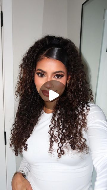 Side Swoop Hairstyle Curly Hair, Side Swoop Curly Hair, Cute Side Part Hairstyles, Side Parting Hairstyles, Side Swoop Hairstyle, Curly Hairstyles Side Part, Side Part Swoop, Snap Clips Hairstyles, Curly Hair Side Part