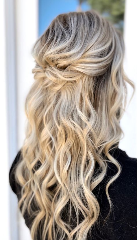 Engagement Photo Shoot Hairstyles, Maternity Photo Shoot Hair And Makeup, Curled Hair For Engagement Pictures, Hair Styles For Engagement Pictures, Hairstyles Maternity Shoot, Maternity Photoshoot Hair, Engagement Photoshoot Hairstyles, Engagement Photo Hair Ideas, Engagement Photo Hairstyles Long