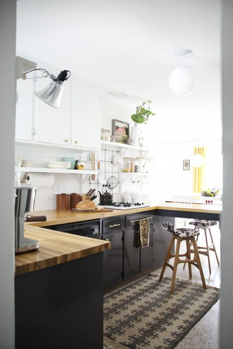 great kitchen Space Above Kitchen Cabinets, Above Kitchen Cabinets, Eclectic Kitchen, Kitchen Transformation, Stunning Kitchens, Kitchen Reno, Kitchen Countertops, 인테리어 디자인, White Kitchen