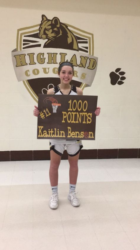 1000 basketball points sign #basketball #basketball #signs 1000 Points Basketball Ideas Poster, 1000 Points Basketball Signs, 1000 Points Basketball Ideas, 1000 Points Basketball, Basketball Celebration, Basketball Locker Decorations, Spirit Posters, Banquet Outfit, School Spirit Posters