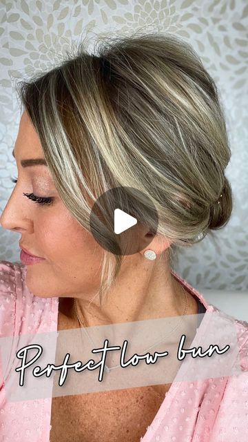 Low Bun With Fringe Wedding, Low Bun Tutorial Medium Hair, How To Put Up Short Hair For Work, Simple Hair Chignon, French Twist For Short Hair Tutorial, Simple Short Hair Updos Casual, Tutorial Updos For Medium Length Hair, Side Buns For Short Hair, Low Tucked Updo Short Hair