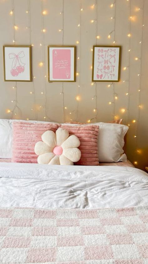 Pink Girl Room Aesthetic, Room Ideas For Preppy, Bedroom Inspirations Coquette, Dorm Bed Aesthetic, Girls Checkered Bedroom, Cute Room Ideas Aesthetic Pink Preppy, Checkered Room Ideas, Cute Preppy Bedroom Ideas, Pink And White Aesthetic Bedroom