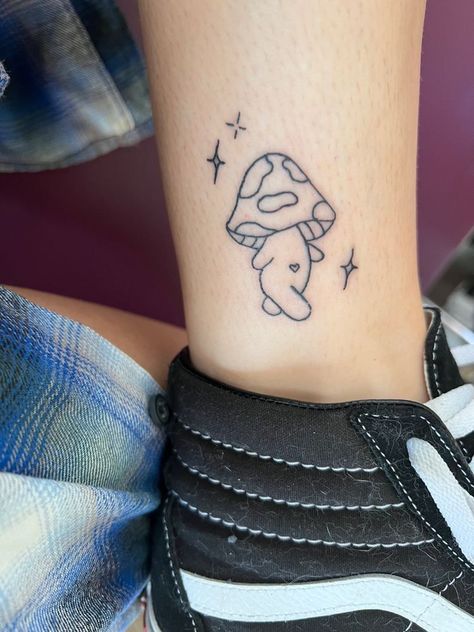 Finger Tattoos Mushroom, Mushroom With Face Tattoo, Alien Tattoo Drawing, Mushroom Flash Tattoo Simple, Mushroom And Daisy Tattoo, Simple Mushroom Tattoo Stencil, Silly Mushroom Tattoo, Mushroom Dude Tattoo, Cool Alien Tattoos