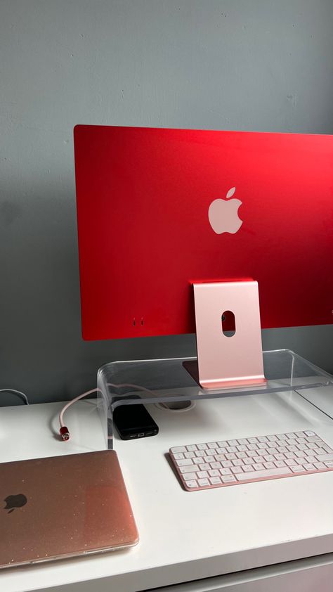 Imac Aesthetic, Mac Desk, Imac Desk, Imac Stand, Imac Desk Setup, Apple Desktop, Red Office, Marble Accessories, Apple Macintosh