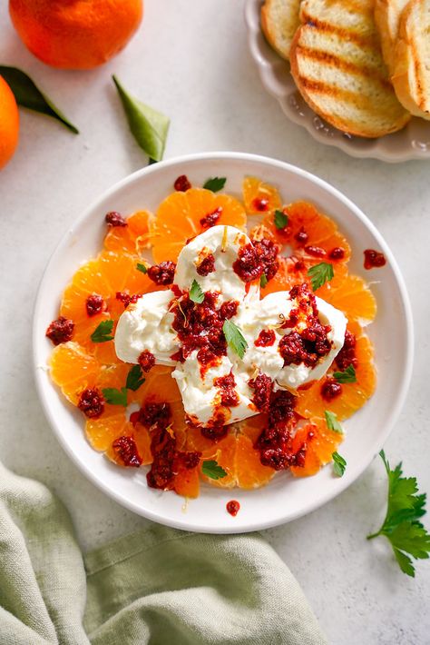 Tangerines with creamy burrata, and n'deja, creating a burst of citrus, richness, and savory notes, served alongside toasted baguette for a harmonious flavor combination. Smokehouse Ideas, Fruity Salads, Tangerine Salad, Tangerine Recipes, Feta Bites, Winter Appetizers, Indian Salads, Toasted Baguette, Flakey Salt