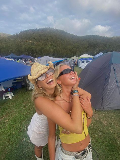 Festival fit Coastal Festival Outfit, Girly Festival Outfits, Festival Outfit Aesthetic Uk, Festival Outfits 2023 Australia, English Festival Outfit, Camping Festival Aesthetic, Music Festival Photos, Festival Pics Ideas, Country Music Festival Aesthetic