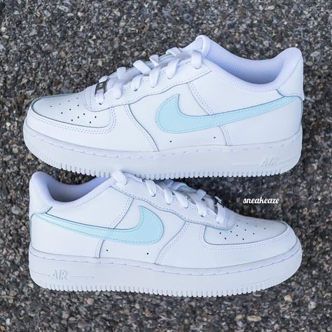 custom sneakers Air Force 1 swoosh pastel blue custom unisex Professional leather paint (Angelus) that is water resistant. Genuine & new item, sold in its original packaging Customs are made to order and it will not be possible to make a return/refund. Do not hesitate to contact me if you have any questions 😊 Each model is made by us in our workshop in Aubagne in the south of France. Sneakers Air Force, Nike Shoes Women Fashion, Nike Shoes Air Force, Nike Fashion Shoes, Preppy Shoes, Pretty Shoes Sneakers, All Nike Shoes, Air Force 1 Custom, Bleu Pastel