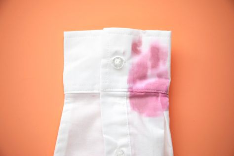 Wine Spill, Red Wine Stain, Red Wine Stain Removal, Coffee Stain Removal, Homemade Cleaning Recipes, Wine Stain, Red Punch, Red Wine Stains, Red Drinks