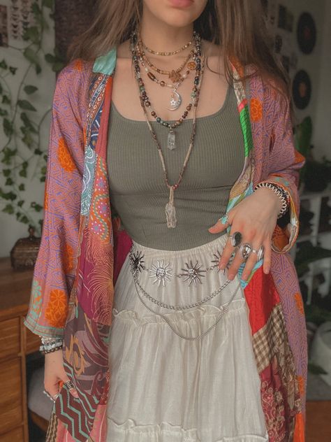 hippie outfit inspo maxi skirt style hippie outfit ideas hippie hannah drapinski jewelry necklace layering hippie fashion hippie lifestyle hippie jewelry ideas Hippies Outfit, Hippie Skirt Outfit, Outfit Ideas Hippie, Hippie Outfit Ideas, Alt Hippie, Hippie Style Summer, Hippie Outfit Inspo, Fashion Hippie, Hippie Lifestyle