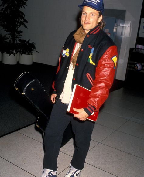 Sunday morning hyperfixation: celebrities at the airport, mostly because we�’re sure they’d make good use of our extra special winter edition, which hits stands tomorrow (!!). 90s Airport Style, How To Style Sweatpants, Woody Harrelson, Airport Outfits, Airport Fits, Style Sweatpants, Stylish Celebrities, Sun With Sunglasses, Fire Fits