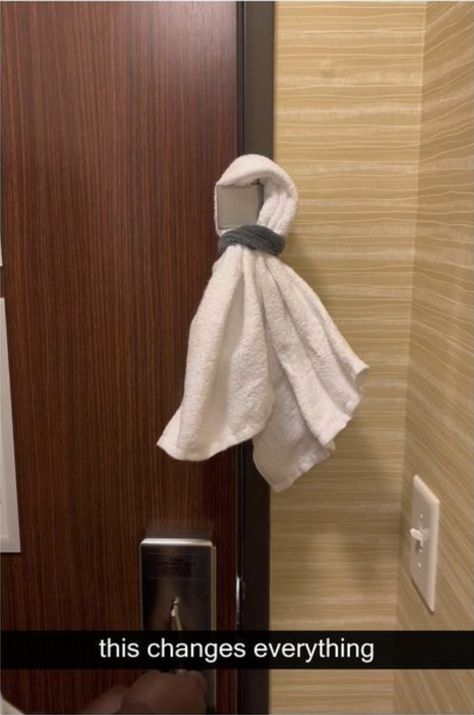 Hotel Room Hacks, Hotel Safety, Hotel Hacks, Travel Life Hacks, Hotel Door, Travel Safety, Room Door, Door Ideas, Room Doors