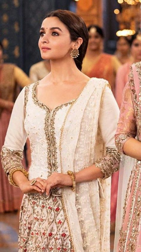 Kalank Movie, Alia Bhatt Photoshoot, Desi Dress, Bollywood Outfits, Pakistani Fashion Party Wear, Traditional Indian Outfits, Indian Woman, Kurti Neck Designs, Indian Bridal Fashion