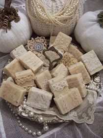 Săpunuri Handmade, Soap Display, Soya Mumu, Soap Shop, Homemade Soap Recipes, Soap Favors, Soap Packaging, Goat Milk Soap, Soap Recipes