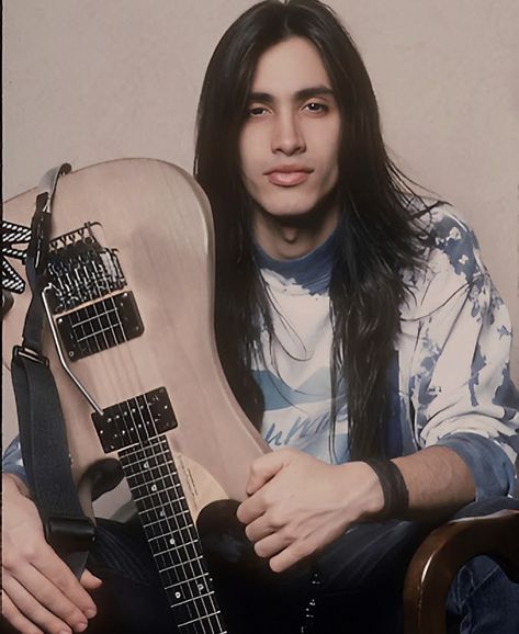 Long Hair Guitarist, Nuno Bettencourt 90s, 80s Rock Fashion, Metalhead Guy, Nuno Bettencourt, Guitar Girl, Billy Idol, Matthew Gray Gubler, Long Hair Styles Men