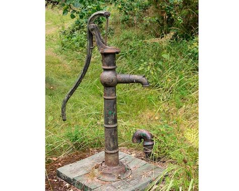 The Pump Handle Tail Laundry Room Rustic, Rusty Objects, Old Water Pumps, Hand Water Pump, Photo Kitchen, Old Milk Cans, Laundry Art, Americana Home, Rustic Bath