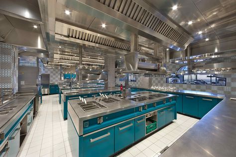 The most technologically advanced kitchen in the world - Il San Pietro Service Kitchen Ideas, Cloud Kitchen Design, Restaurant Kitchen Interior Design, Chef Kitchen Design, Commercial Kitchen Design For Home, Home Commercial Kitchen, Hotel Kitchen Design, Kitchen Restaurant Design, Hospital Kitchen