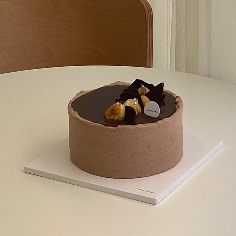 Chocolate Cake Design Aesthetic, Chocolate Cake Birthday Aesthetic, Chocolate Cake Aesthetic Korean, Minimalist Chocolate Cake, Chocolate Birthday Cake Aesthetic, Simple Aesthetic Cake Design, Korean Chocolate Cake, Modern Chocolate Cake, Half Kg Cake Design