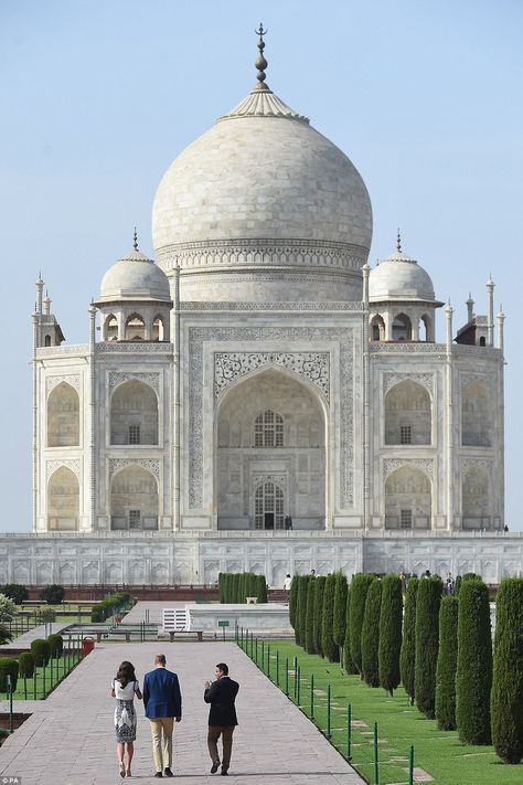 William and Kate walk away from the camera. Back view of Kate's dress at the Taj Mahal. Vévodkyně Kate, Duchesse Kate, Prince William Et Kate, Herzogin Von Cambridge, William E Kate, Couple Moments, Kate Middleton Prince William, Wales Family, Kate Middleton Photos