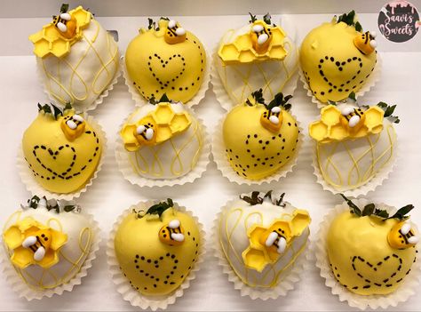 Bee Themed Strawberries, Yellow Strawberries Chocolate, Bee Chocolate Covered Strawberries, Yellow Chocolate Covered Strawberries, Bee Baby Shower Food, Bee Themed Birthday Party, Chocolate Covered Strawberry Recipe, Honey Bee Baby Shower, Baby Shower Sweets