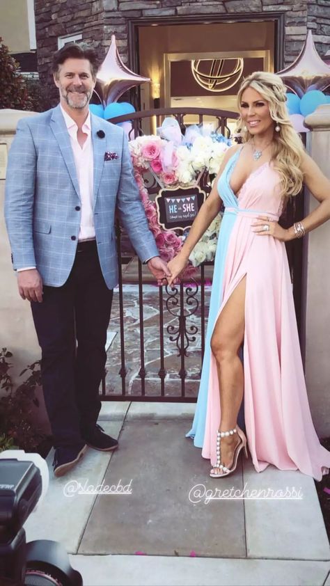 gretchen-rossi-11 Gender Reveal Maternity Dress, Gender Reveal Attire, Gender Reveal Outfit, Gretchen Rossi, Gender Reveal Dress, Pregnancy Gender Reveal, Idee Babyshower, Photos People, Baby Reveal Party