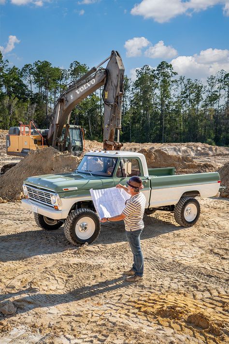 1970 Green Ford F250 with construction foreman at job site with excavator Country Trucks, Classic Ford Broncos, Italian Boys, Classic Ford Trucks, International Scout, Ford F Series, Classic Pickup Trucks, Ford Pickup Trucks, Classic Truck